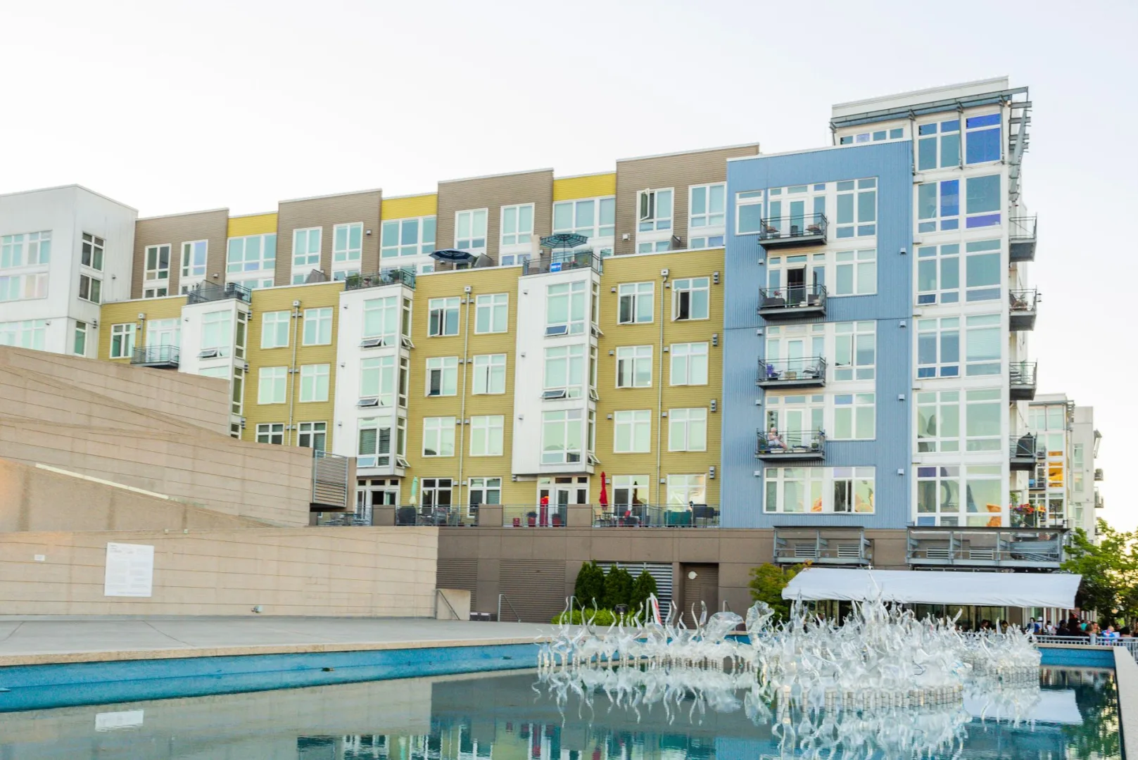 Condomínio de apartamentos com piscina e varandas